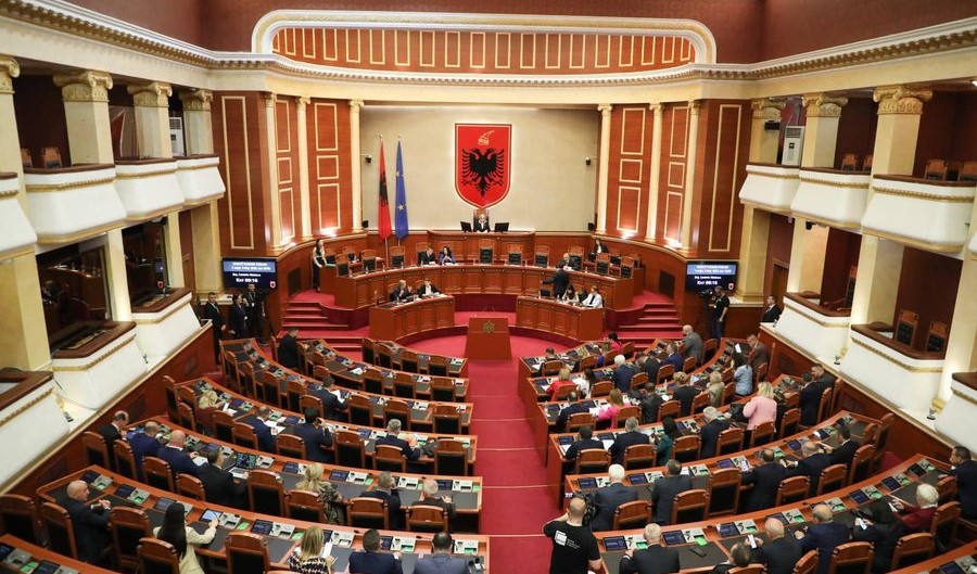 Kuvendi miraton ligjin, pronat shteterore mund te shkembehen me private
